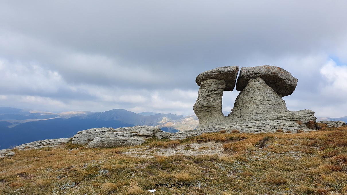 Printre nori spre Monumentul Eroilor de pe Muntele Caraiman