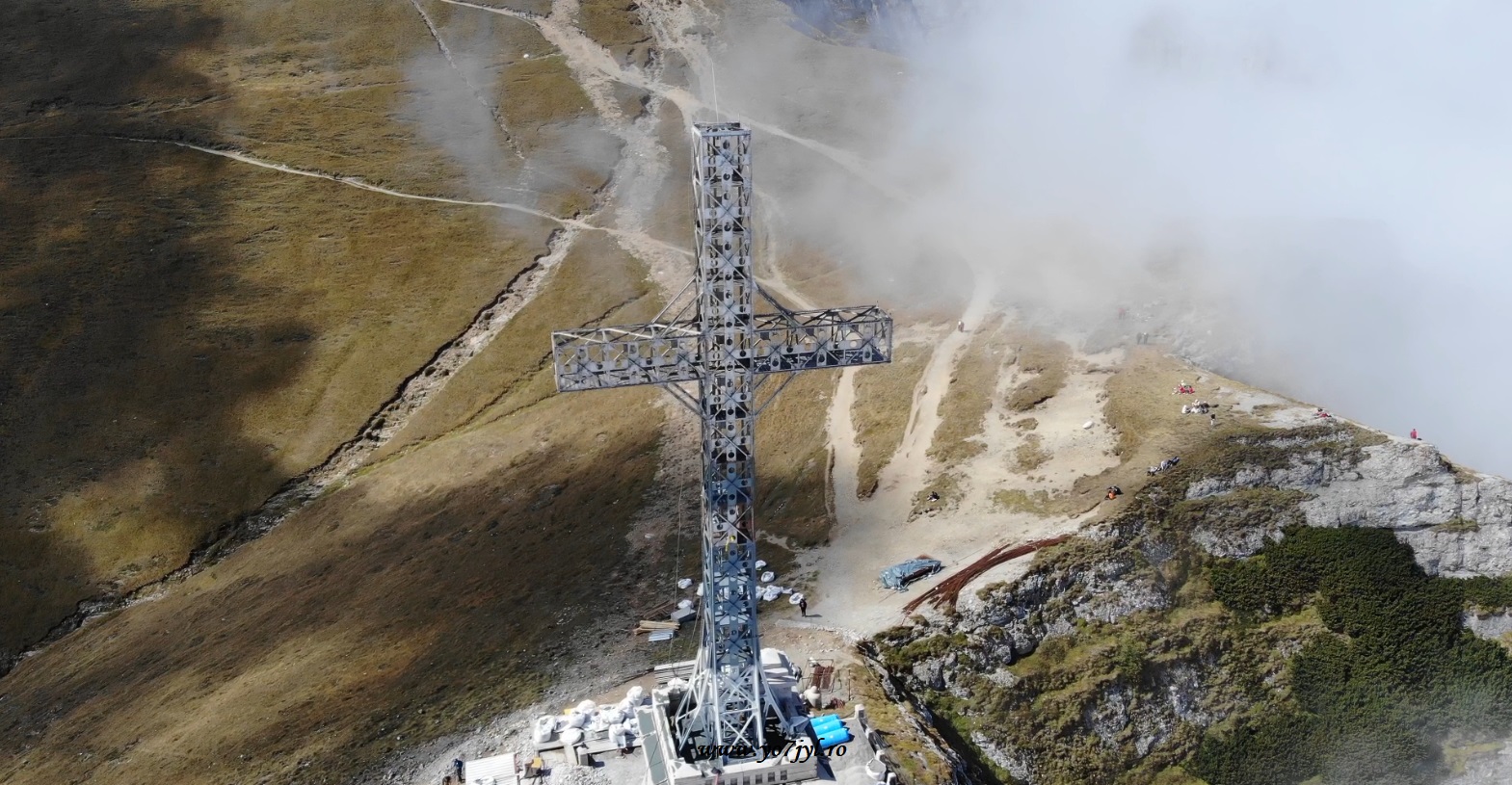 Printre nori spre Monumentul Eroilor de pe Muntele Caraiman