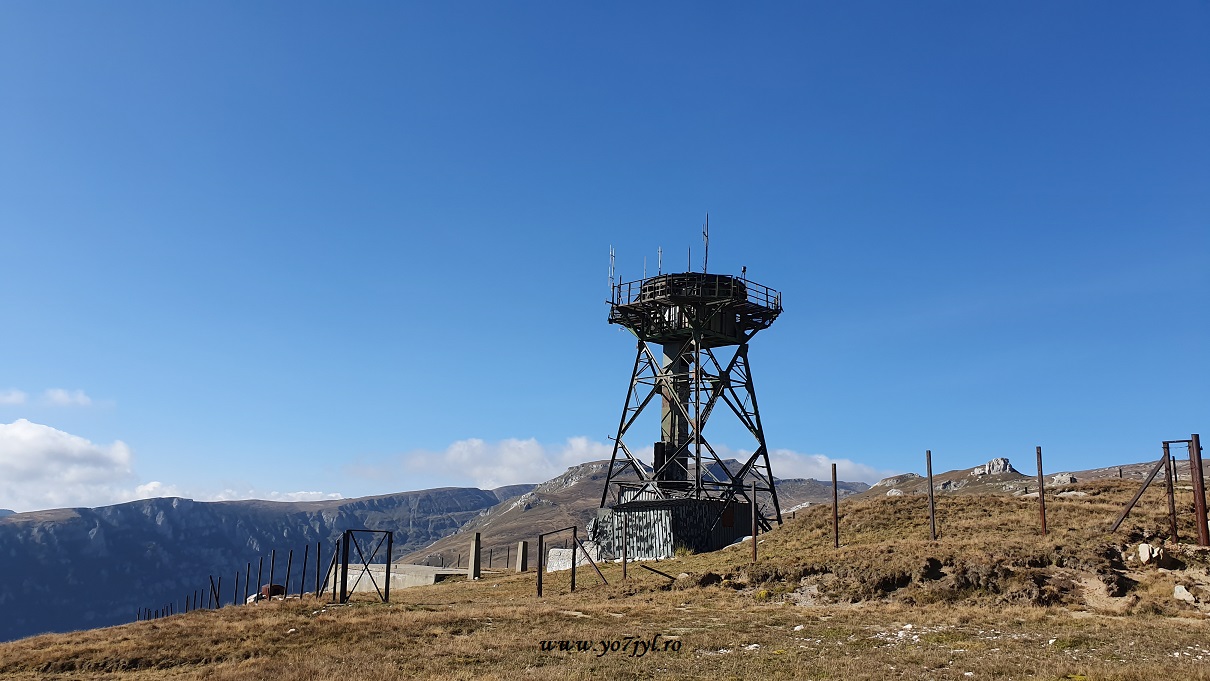 Printre nori spre Monumentul Eroilor de pe Muntele Caraiman