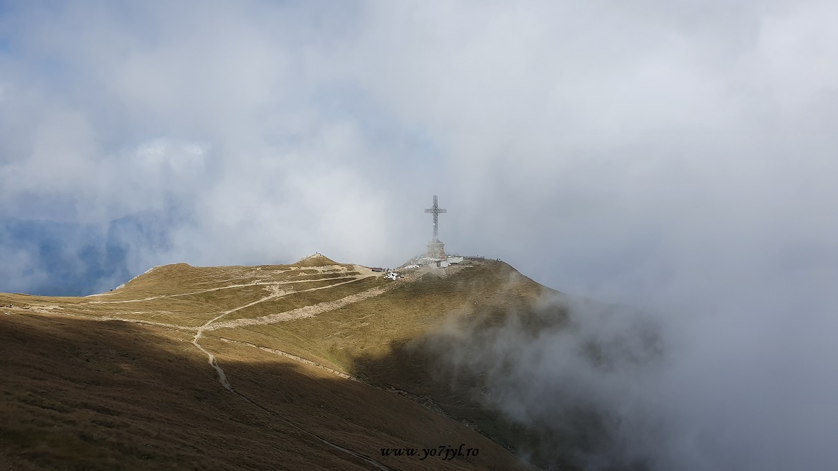 Printre nori spre Monumentul Eroilor de pe Muntele Caraiman